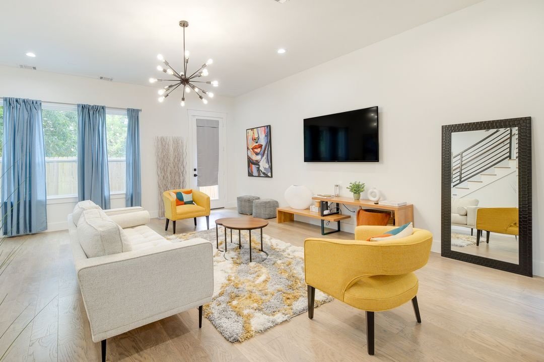 Welcome to this move-in ready 3-bed, 2.5-bath home in the thriving East Downtown Market Street area. property image