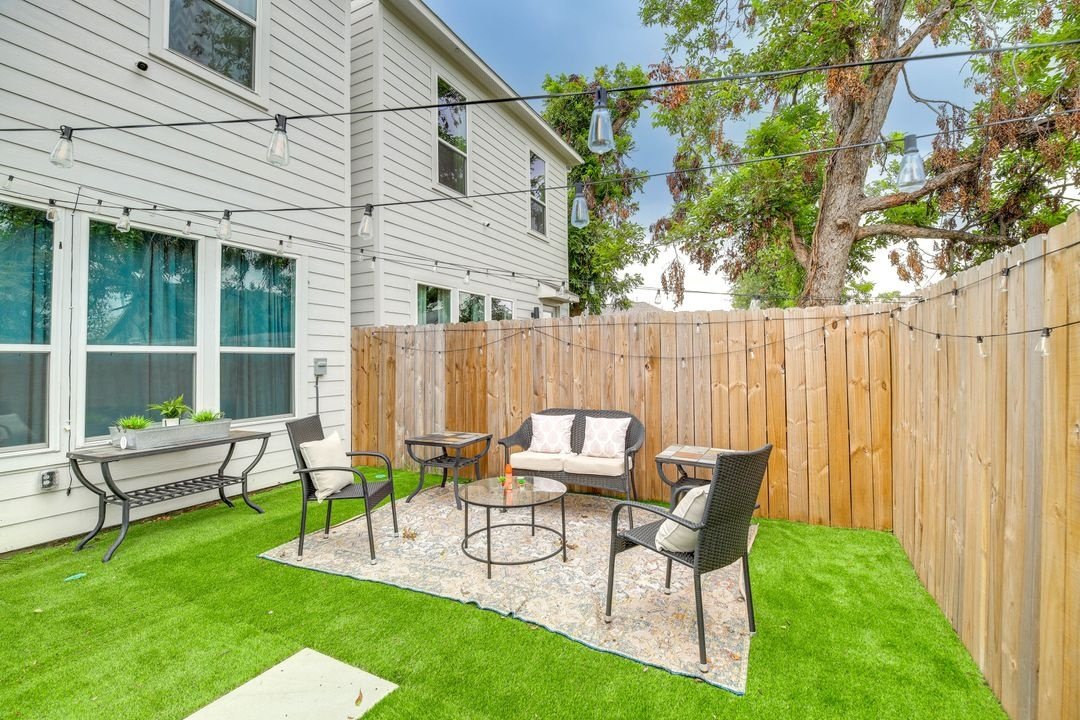 Welcome to this move-in ready 3-bed, 2.5-bath home in the thriving East Downtown Market Street area. property image