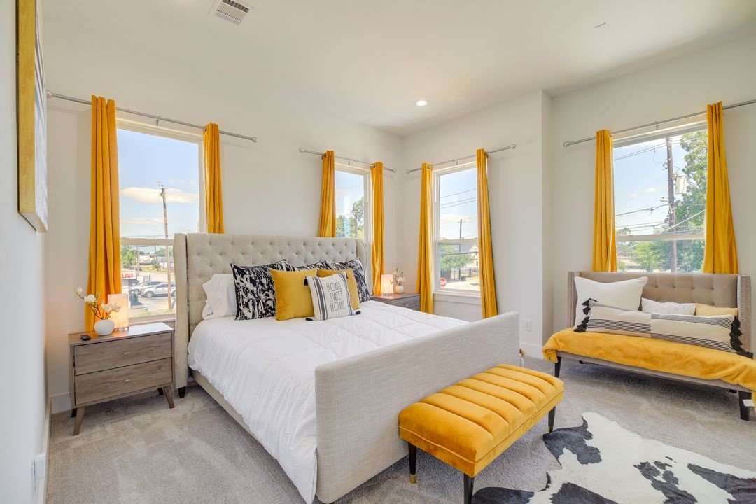 Welcome to this move-in ready 3-bed, 2.5-bath home in the thriving East Downtown Market Street area. property image