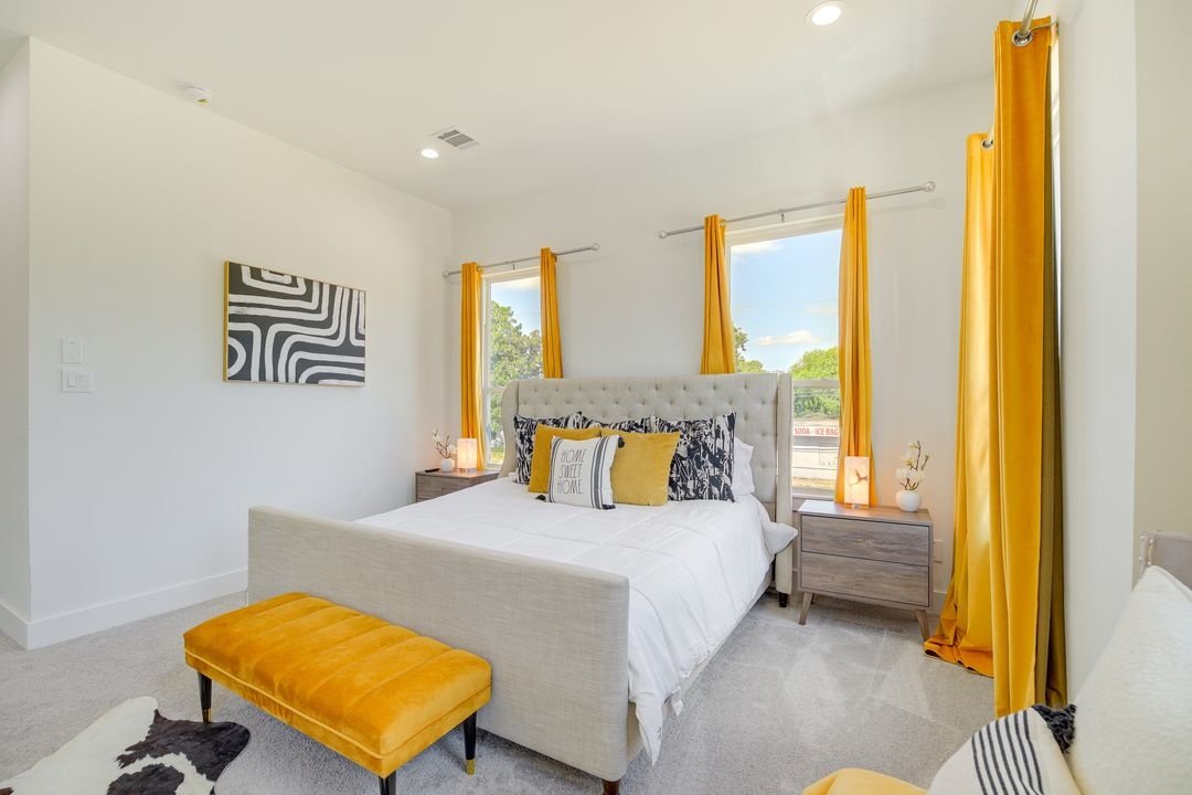 Welcome to this move-in ready 3-bed, 2.5-bath home in the thriving East Downtown Market Street area. property image