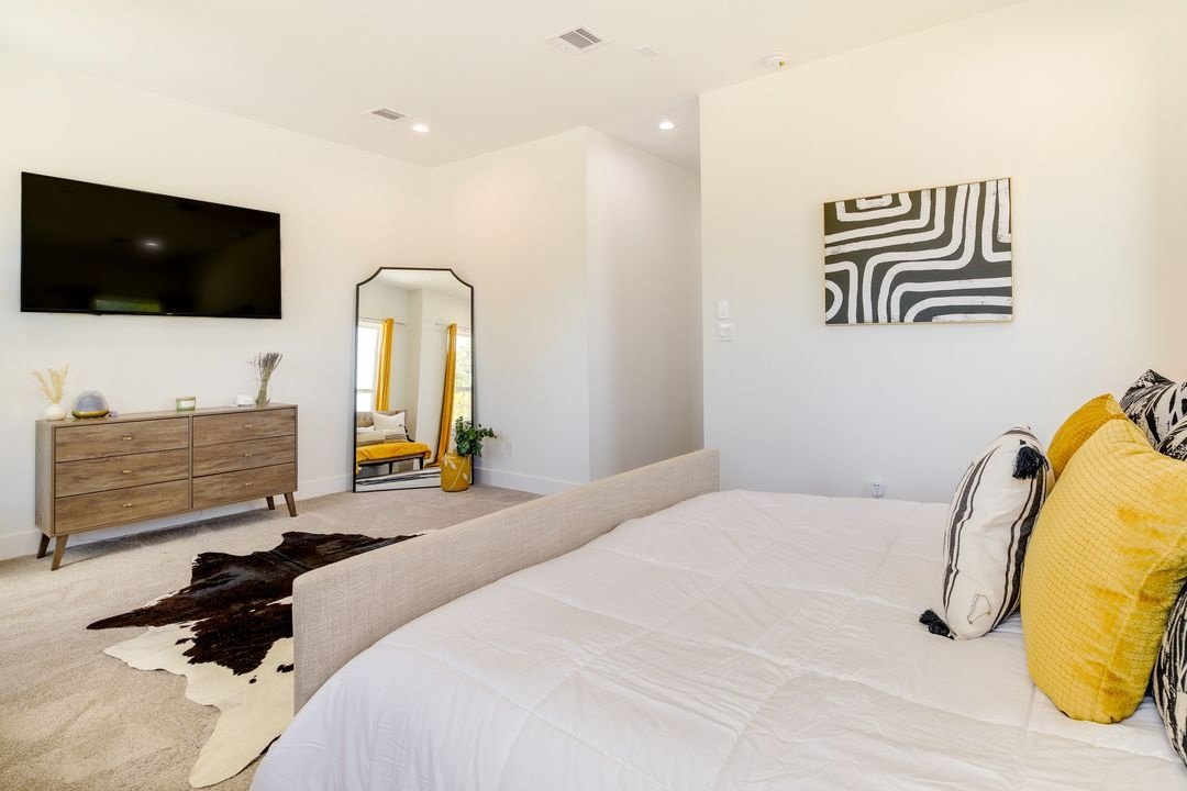 Welcome to this move-in ready 3-bed, 2.5-bath home in the thriving East Downtown Market Street area. property image
