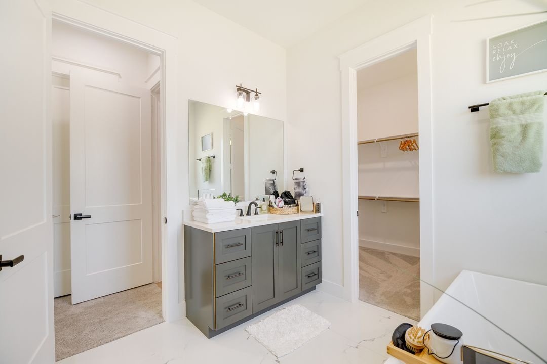 Welcome to this move-in ready 3-bed, 2.5-bath home in the thriving East Downtown Market Street area. property image