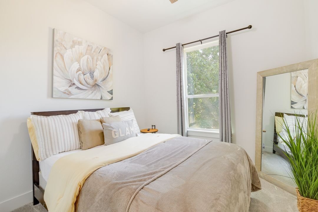 Welcome to this move-in ready 3-bed, 2.5-bath home in the thriving East Downtown Market Street area. property image