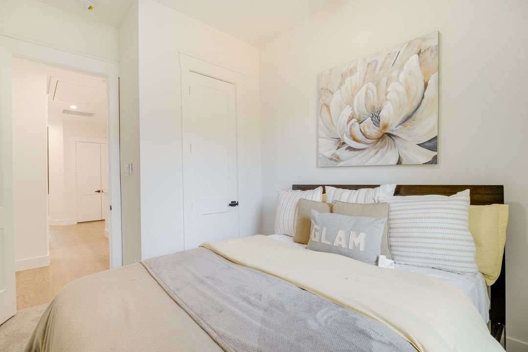 Welcome to this move-in ready 3-bed, 2.5-bath home in the thriving East Downtown Market Street area. property image