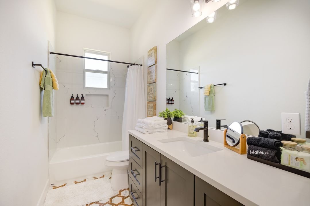 Welcome to this move-in ready 3-bed, 2.5-bath home in the thriving East Downtown Market Street area. property image