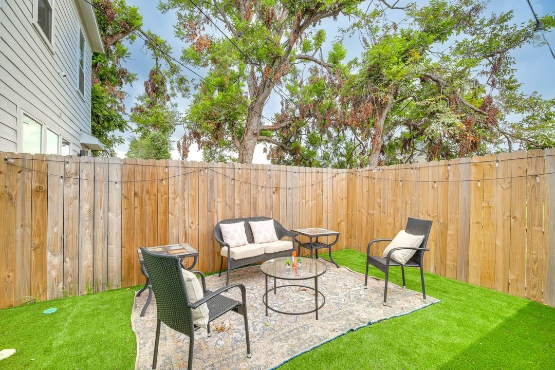 Welcome to this move-in ready 3-bed, 2.5-bath home in the thriving East Downtown Market Street area. property image