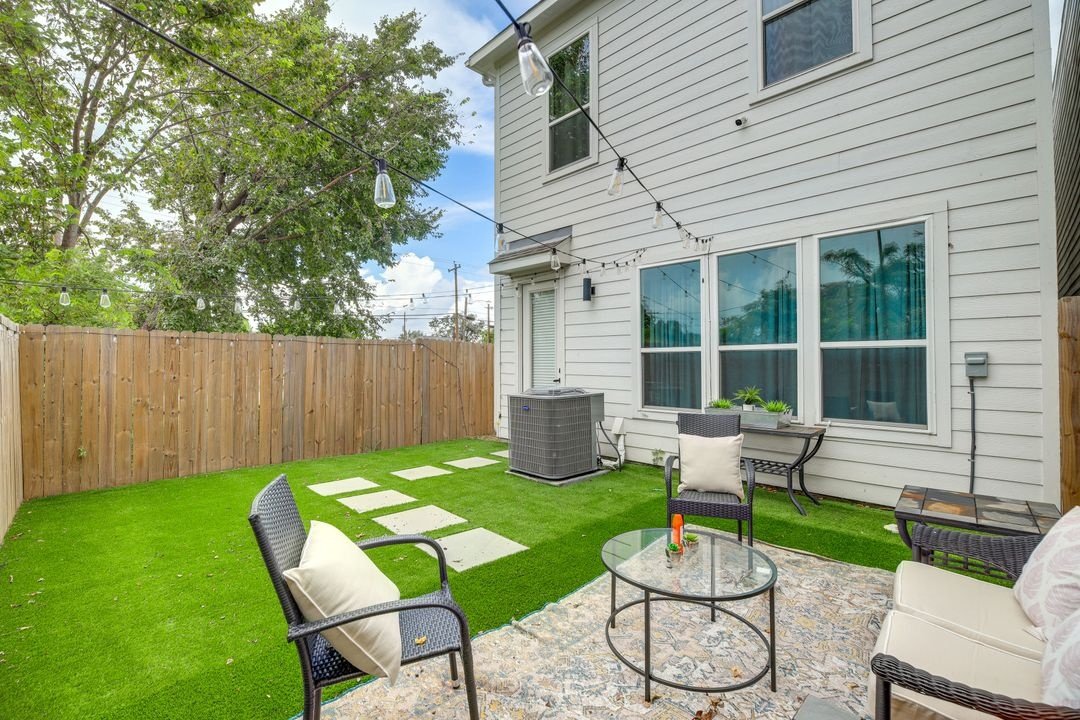 Welcome to this move-in ready 3-bed, 2.5-bath home in the thriving East Downtown Market Street area. property image