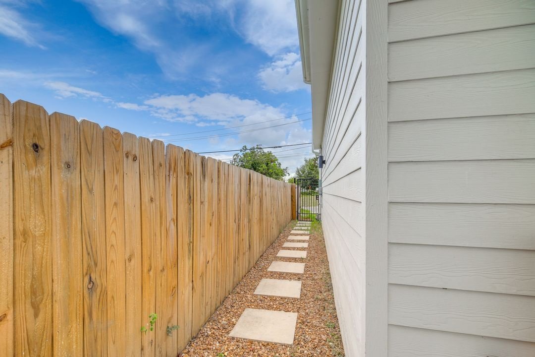 Welcome to this move-in ready 3-bed, 2.5-bath home in the thriving East Downtown Market Street area. property image