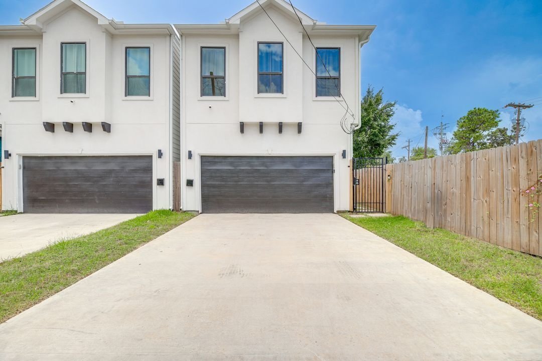 Welcome to this move-in ready 3-bed, 2.5-bath home in the thriving East Downtown Market Street area. property image